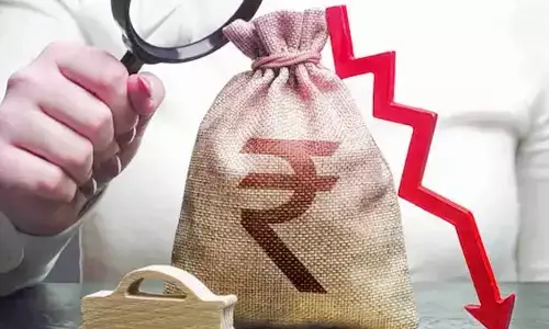Rupee falls 15 paise to 95.56 against US dollar in early trade