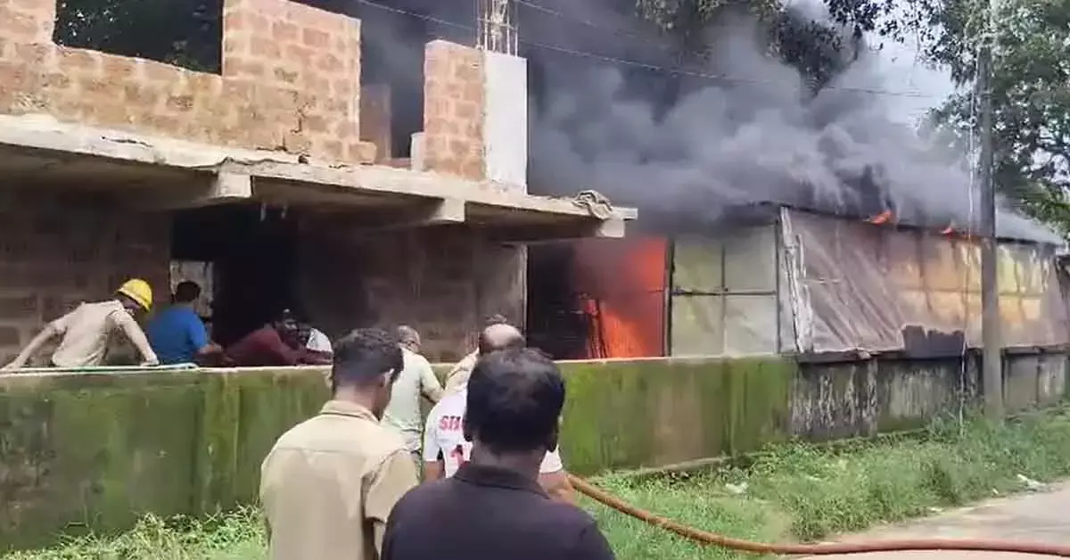 Udupi: Fire breaks out at fruit shop in Adi Udupi