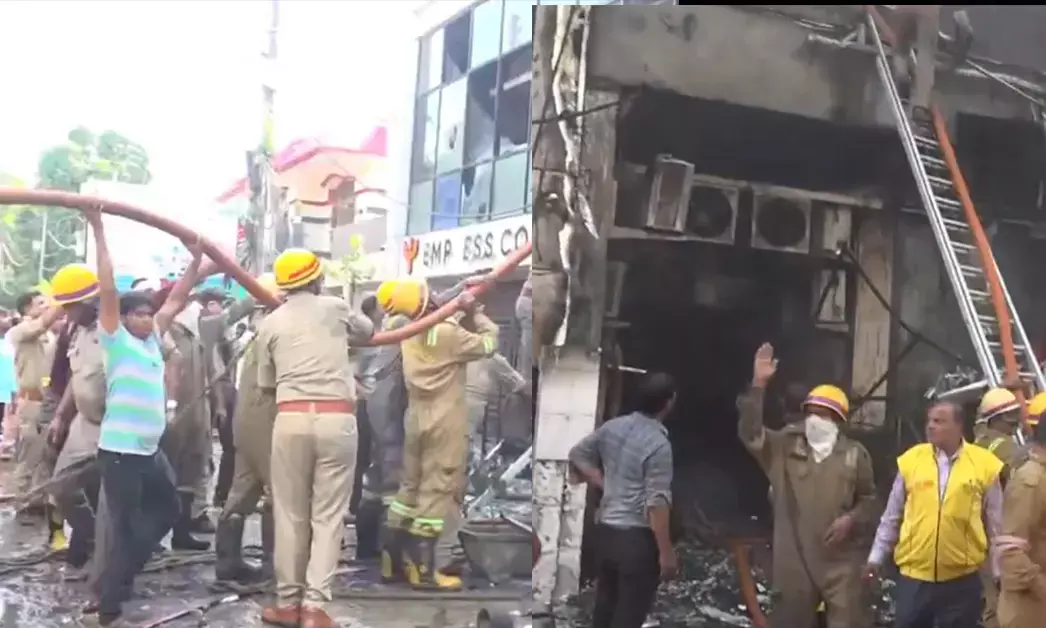Fire breaks out at 3-storey commercial building in Lucknows Aliganj, 14 fire tenders deployed