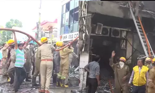 Fire breaks out at 3-storey commercial building in Lucknows Aliganj, 14 fire tenders deployed