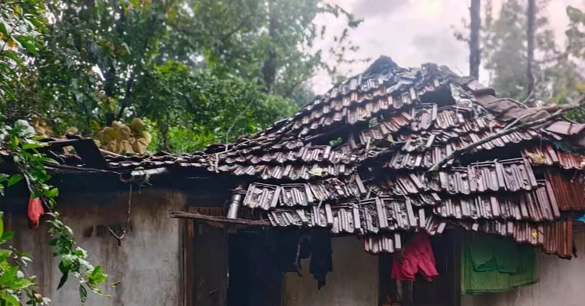House in Moodigere taluk destroyed in he...